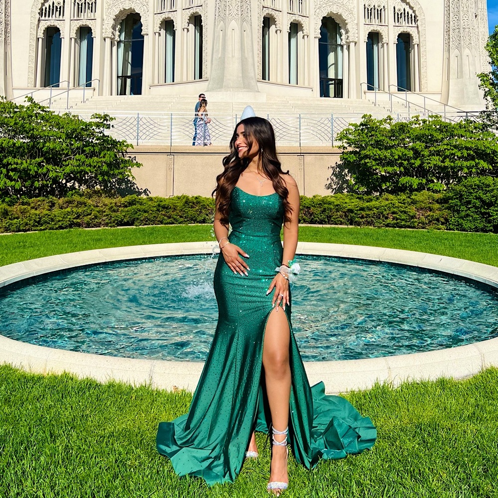 Sherri Hill prom dress style #54848 in color emerald. (Size 6)